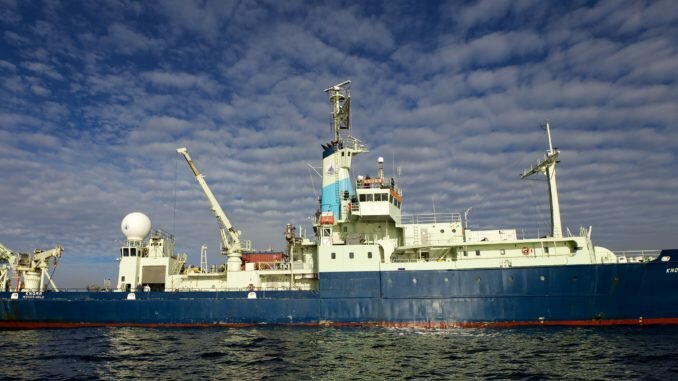 RV_«Knorr»_outside_Greenland_2011